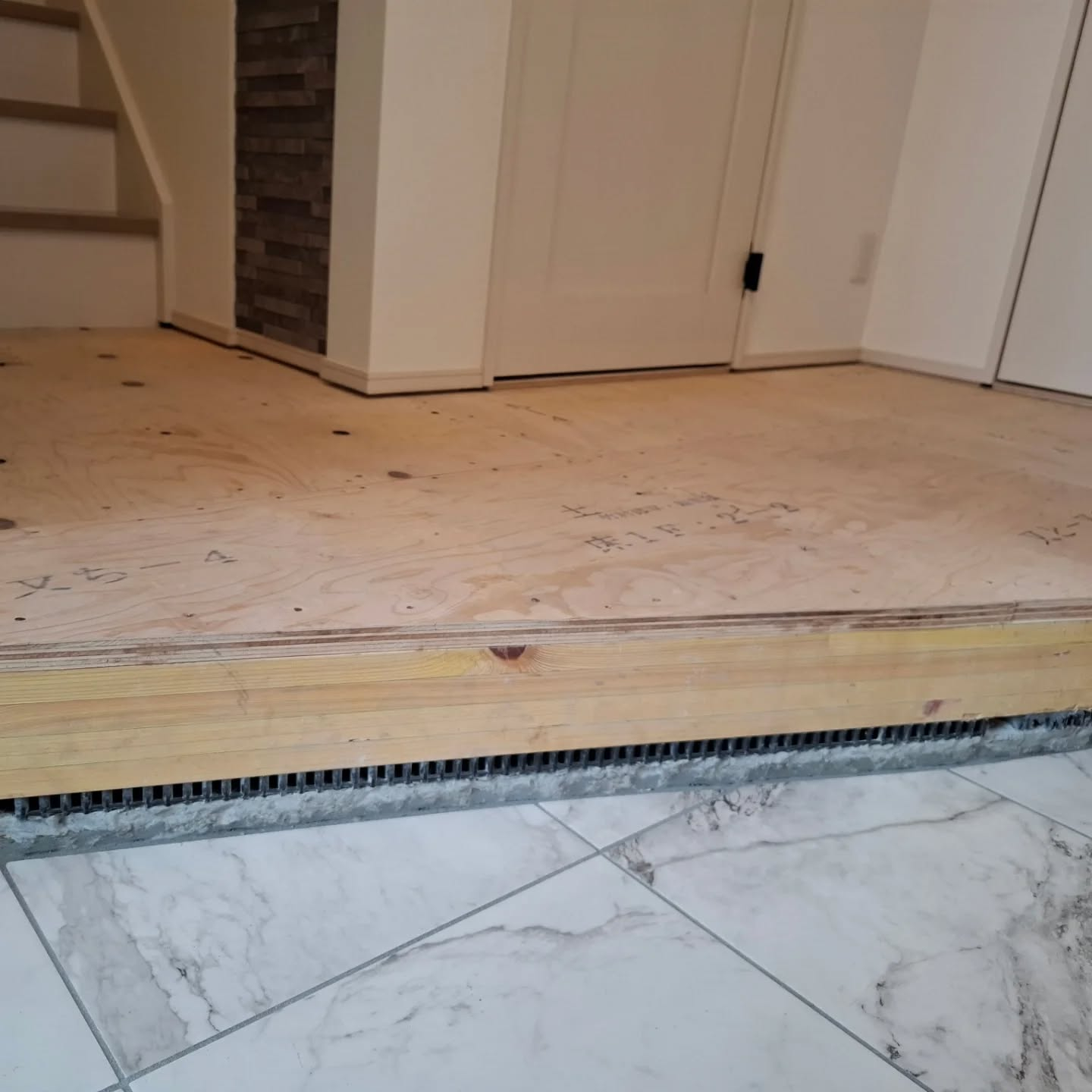 タイル張り（玄関・キッチン）